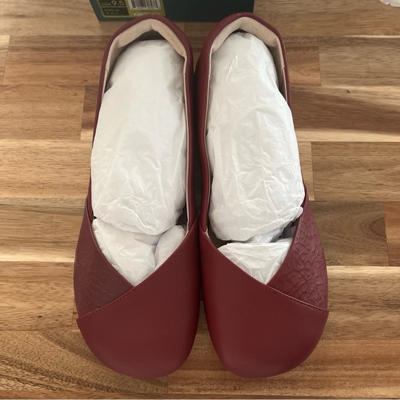 New in box Xero brand women’s flats in a raspberry color Size 9.5 - Picture 2 of 10